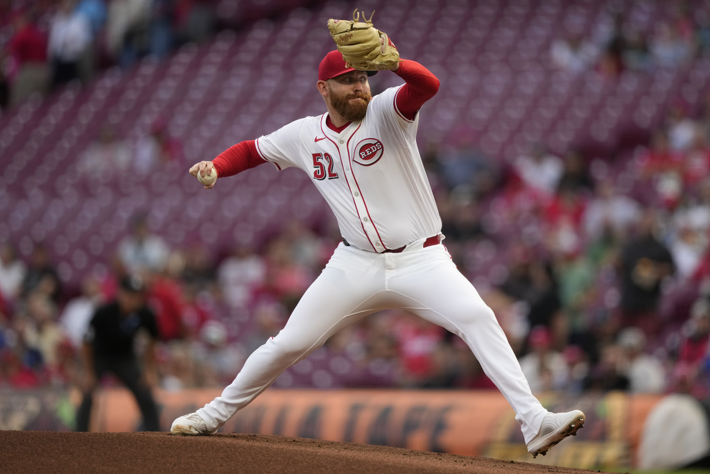 Cincinnati Reds pitcher Zack Littell throws during the first inning of a baseball game against the Toronto Blue Jays Wednesday, Sept. 3, 2025, in Cincinnati. (AP Photo/Carolyn Kaster)