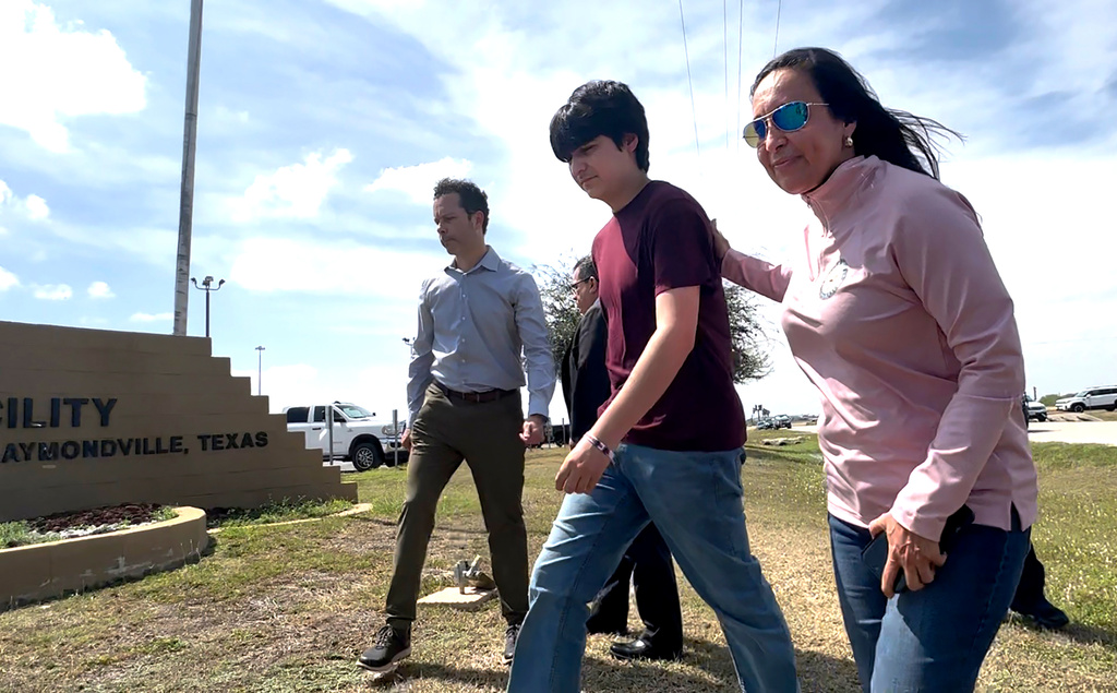Antonio Gamez CuÈllar, 18, walks out of the El Valle Detention Facility in Raymondville, Texas on Monday, March 9, 2026 escorted by his attorneys, EfrÈn C. Olivares and Carlos M. Garcia, and Republican congresswoman Monica de la Cruz of District 15. (AP Photo/Valerie Gonzalez)