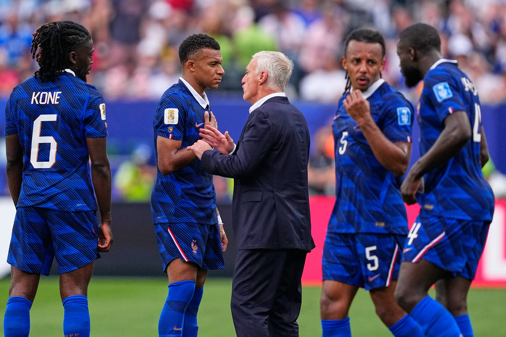 France head coach Didier Deschamps talks with France's Kylian Mbappe (10) in the hydration break during the World Cup Group I soccer match between France and Iraq in Philadelphia, Monday, June 22, 2026. (AP Photo/Petr David Josek)