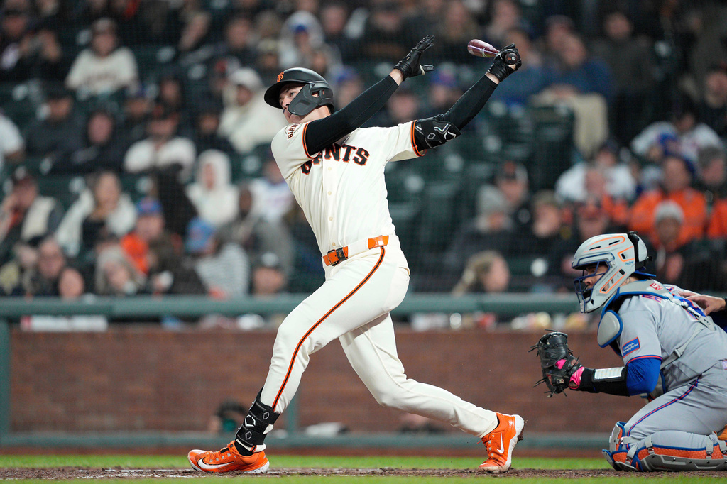 San Francisco Giants' Daniel Susac hits a single during the seventh inning of a baseball game against the New York Mets in San Francisco, Thursday, April 2, 2026. (AP Photo/Tony Avelar)