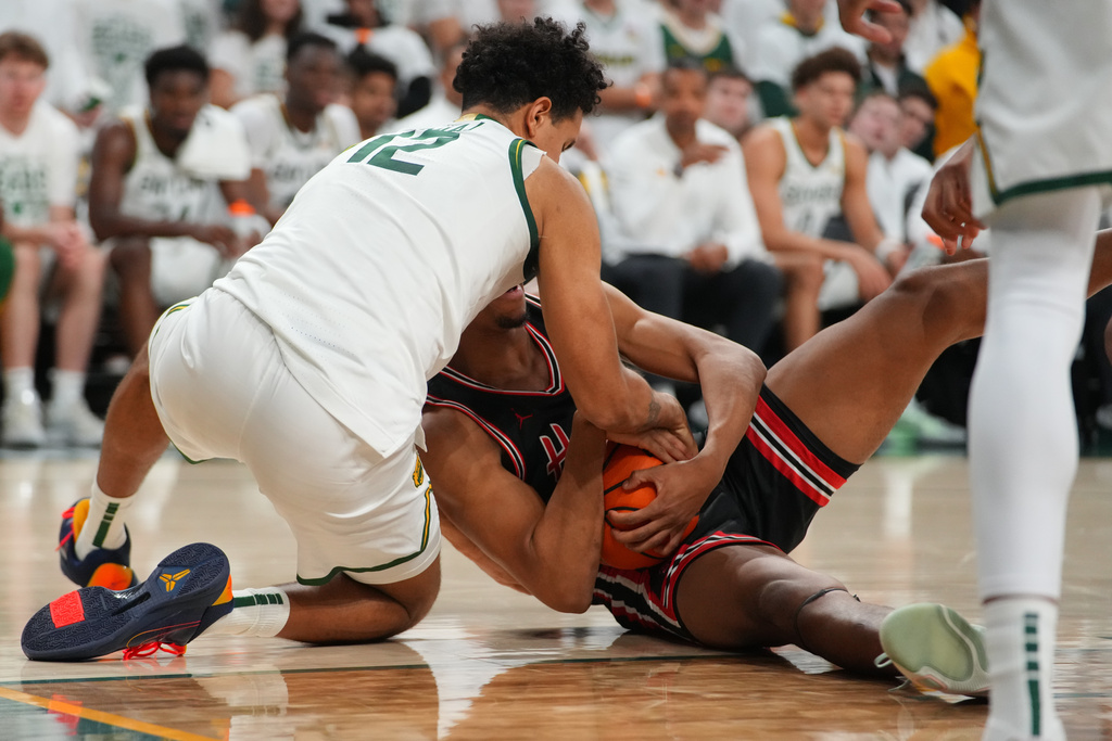 Houston forward Chase McCarty, right, and Baylor guard Michael Rataj compete for possession during the first half of an NCAA college basketball game Saturday, Jan. 10, 2026, in Waco. (AP Photo/Julio Cortez)