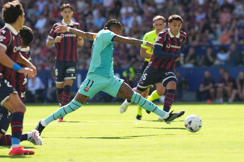 Barcelona's Raphinha controls the ball during the Spanish La Liga soccer match between Levante and Barcelona in Valencia, Sunday, Sept. 13, 2026. (AP Photo/Alberto Saiz)
