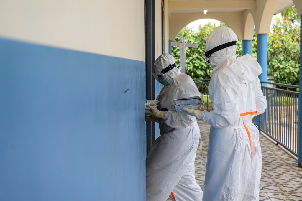 Health workers take meals to Ebola patients at the treatment center in Rwampara, Congo, Friday, May 29, 2026. (AP Photo/Moses Sawasawa)