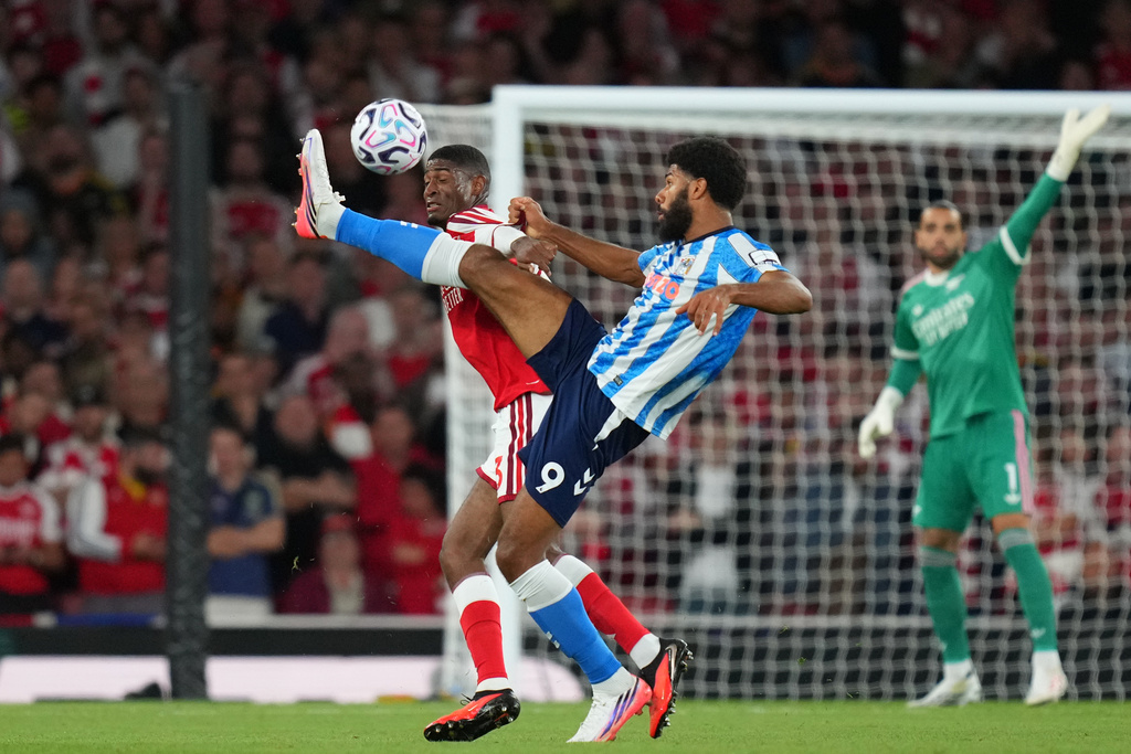 Coventry City's Ellis Simms vies for the ball with Arsenal's Cristhian Mosquera, left, during the English Premier League soccer match between Arsenal and Coventry City in London, Friday, Aug. 21, 2026. (AP Photo/Kirsty Wigglesworth)