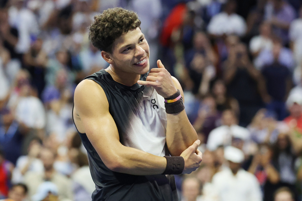 Ben Shelton, of the United States, reacts towards his girlfriend American soccer player Trinity Rodman after defeating Carlos Alcaraz, of Spain, in the quarterfinal round of the U.S. Open tennis championships, Wednesday, Sept. 9, 2026, in New York. (AP Photo/Heather Khalifa)