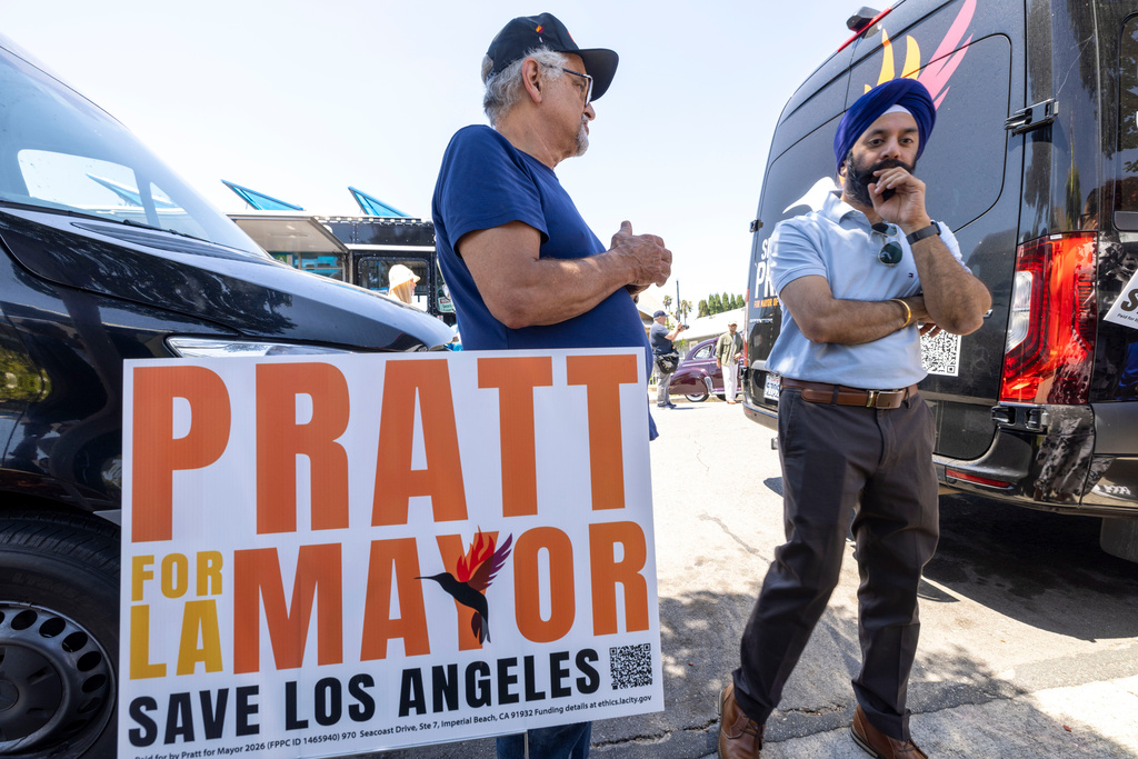Neighbors talk during a block party campaign event for Los Angeles mayoral candidate Spencer Pratt Sunday, May 31, 2026, in Los Angeles. (AP Photo/Jill Connelly)