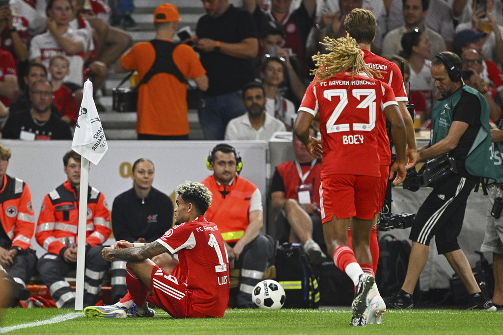 Bayern's Luis Díaz, left, celebrates after scoring a goal during the German Supercup final soccer match between VfB Stuttgart and Bayern Munich in Stuttgart, Germany, Saturday, Aug. 16, 2025. (Tom Weller/dpa via AP)