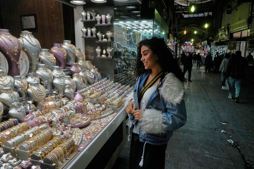 Iraníes buscan riqueza portátil como protección ante caída de su moneda tras guerra con Israel