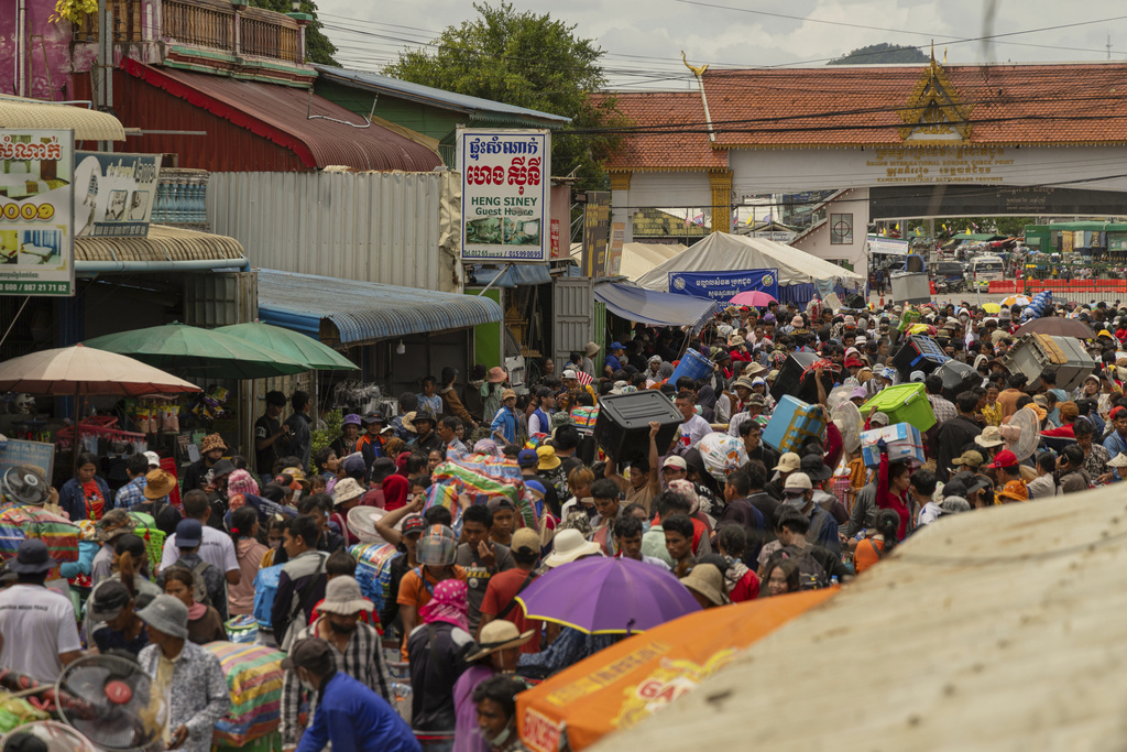 Migrant workers re-enter Cambodia through the Daung International Border Check Point between Cambodia and Thailand, in Kamrieng, on Wednesday, Aug. 6, 2025. (AP Photo/Anton L. Delgado)