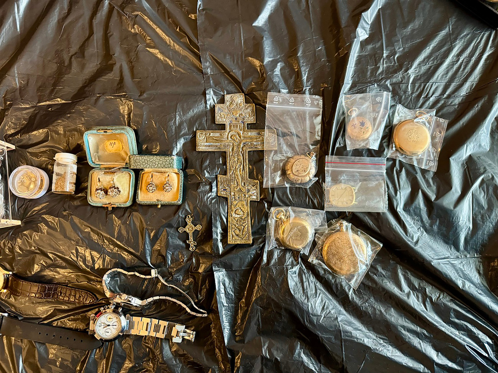 This image released on Thursday, Nov. 20, 2025 shows antique artefacts as law enforcement agencies working across several countries dismantled a sophisticated criminal network trafficking stolen cultural goods across Europe, Bulgarian authorities said. (AP Photo/Bulgarian Interior Ministry)