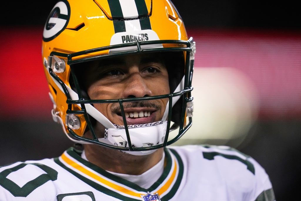 Green Bay Packers' Jordan Love warms up before an NFL football game against the Chicago Bears Saturday, Dec. 20, 2025, in Chicago. (AP Photo/Erin Hooley)