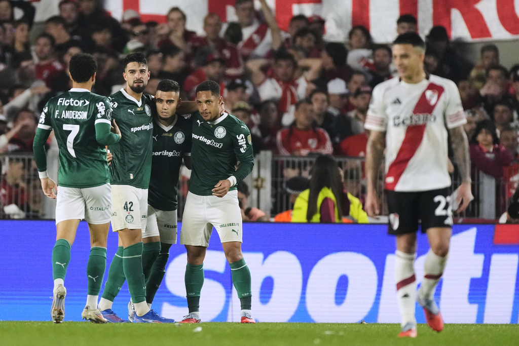 Vitor Roque of Brazil's Palmeiras, second from right, celebrates with teammates after scoring his side's second goal against Argentina's River Plate during a Copa Libertadores quarterfinal soccer match at the Monumental stadium in Buenos Aires, Argentina, Wednesday, Sept. 17, 2025. (AP Photo/Gustavo Garello)