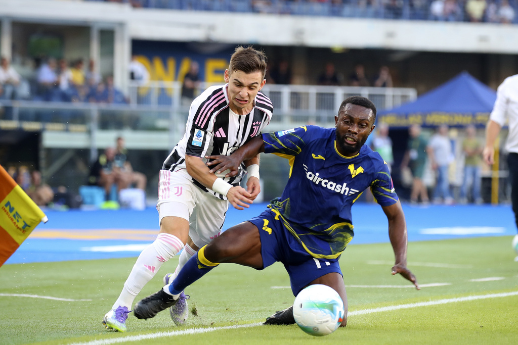 Juventus' Francisco Conceicao ,left, and Verona's Jean Daniel Akpa Akpro battle for the ball during the Serie A soccer match between Hellas Verona and Juventus at the Bentegodi Stadium in Verona, Italy, Saturday, Sept. 20, 2025.(Paola Garbuioi/LaPresse via AP)