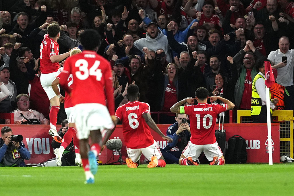 Nottingham Forest's Morgan Gibbs-White, right, celebrates scoring during the Europa League quarterfinal second leg soccer match between Nottingham Forest and Porto in Nottingham, England, Thursday April 16, 2026. (Martin Rickett/PA via AP)