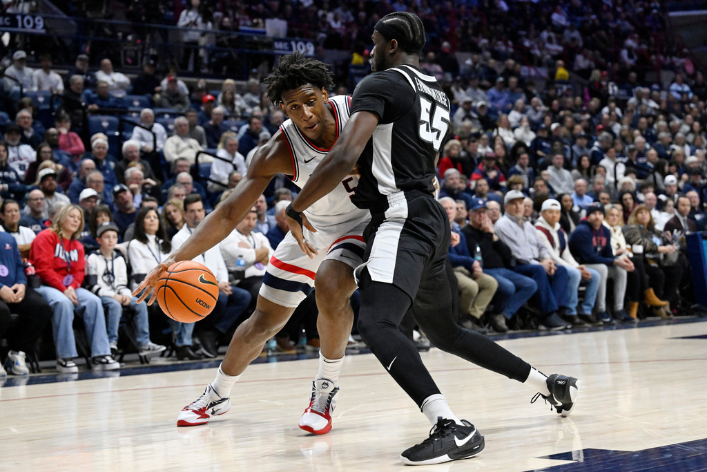 UConn forward Tarris Reed Jr. (5) is guarded by Providence forward Oswin Erhunmwunse (55) in the first half of an NCAA college basketball game, Tuesday, Jan. 27, 2026, in Storrs, Conn. (AP Photo/Jessica Hill)