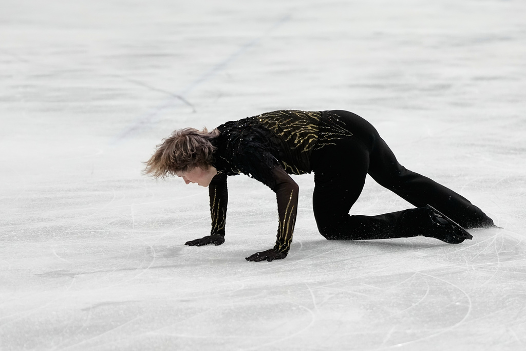 Ilia Malinin of the United States falls during the men's free skate program in figure skating at the 2026 Winter Olympics, in Milan, Italy, Friday, Feb. 13, 2026. (AP Photo/Natacha Pisarenko)