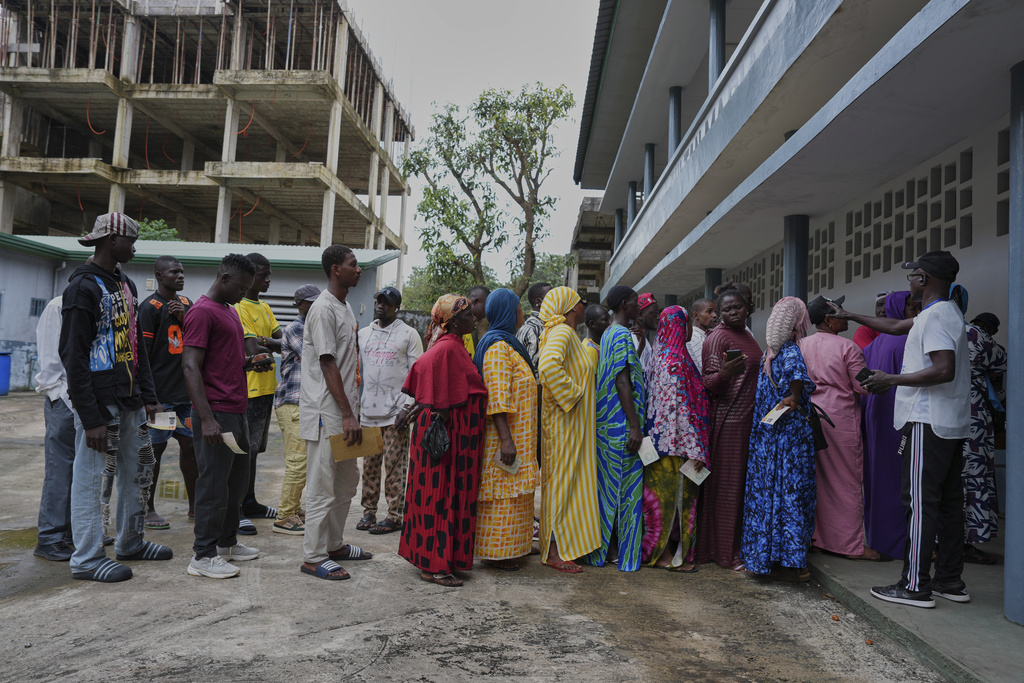 Voters queue to cast their votes in the constitutional referendum, in Conakry, Guinea, Sunday, Sept. 21, 2025. (AP Photo/Misper Apawu)