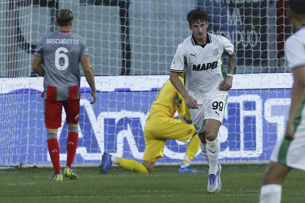 Sassuolo's Andrea Pinamonti celebrates after scoring during the Italian Serie A soccer match between Cremonese and Sassuolo at the Giovanni Zini in Cremona, Italy, Friday, Aug. 29, 2025. (Alberto Marianii/LaPresse via AP)