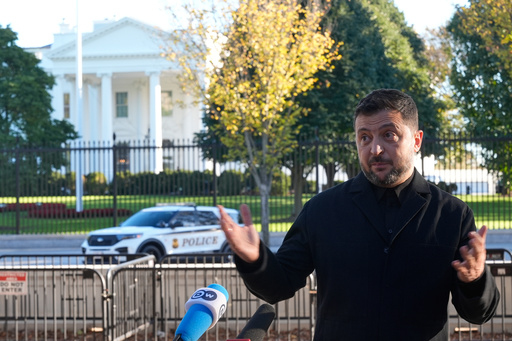 El presidente de Ucrania, Volodymyr Zelenskyy, habla con periodistas en el parque Lafayette enfrente de la Casa Blanca tras una reunión con el presidente de Estados Unidos, Donald Trump, el viernes 17 de octubre de 2025, en Washington. (AP Foto/Manuel Balce Ceneta) El presidente de Ucrania, Volodymyr Zelenskyy, habla con periodistas en el parque Lafayette enfrente de la Casa Blanca tras una reunión con el presidente de Estados Unidos, Donald Trump, el viernes 17 de octubre de 2025, en Washington. (AP Foto/Manuel Balce Ceneta)
