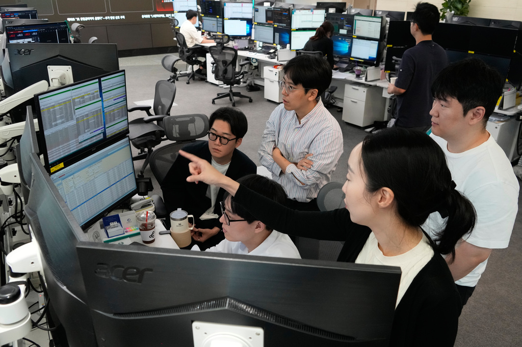 Currency traders work at the foreign exchange dealing room of the Hana Bank headquarters in Seoul, South Korea, Thursday, Sept. 17, 2026. (AP Photo/Ahn Young-joon)