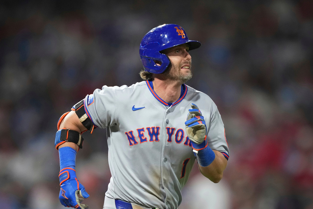 FILE - New York Mets' Jeff McNeil plays during a baseball game Sept. 8, 2025, in Philadelphia. (AP Photo/Matt Slocum, File)