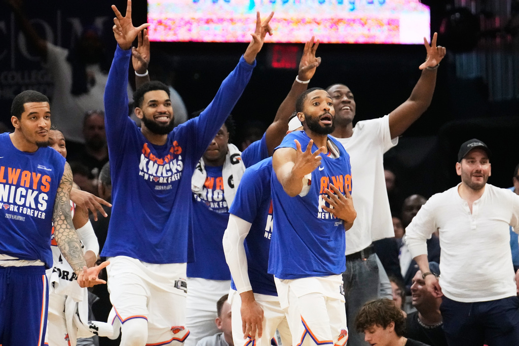 New York Knicks players celebrate after a 3-pointer during the second half of Game 4 in the Eastern Conference finals NBA basketball playoffs series against the Cleveland Cavaliers in Cleveland, Monday, May 25, 2026. (AP Photo/Sue Ogrocki)