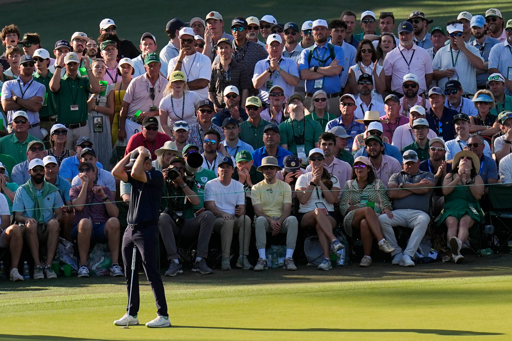 Justin Rose, of England, reacts after missing a putt on the 16th hole during the final round of the Masters golf tournament at the Augusta National Golf Club, Sunday, April 12, 2026, in Augusta, Ga. (AP Photo/Eric Gay)