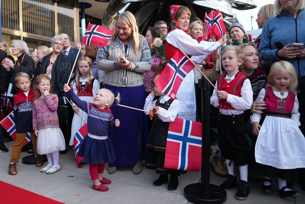 People wait outside the Norway House for Crown Prince Haakon of Norway to arrive in Minneapolis on Tuesday, Oct. 7, 2025. (AP Photo/Abbie Parr)