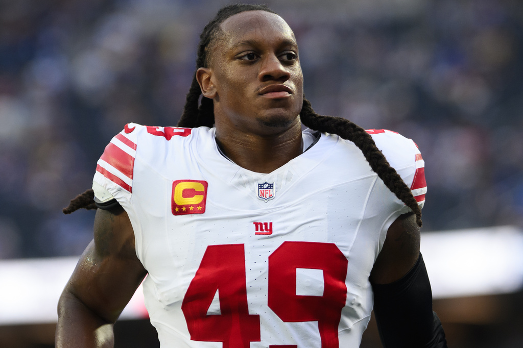 FILE - New York Giants linebacker Tremaine Edmunds (49) jogs back to the locker room before an NFL football game against the Los Angeles Rams in Inglewood, Calif., Monday, Sept. 21, 2026. (AP Photo/Kyusung Gong, File)