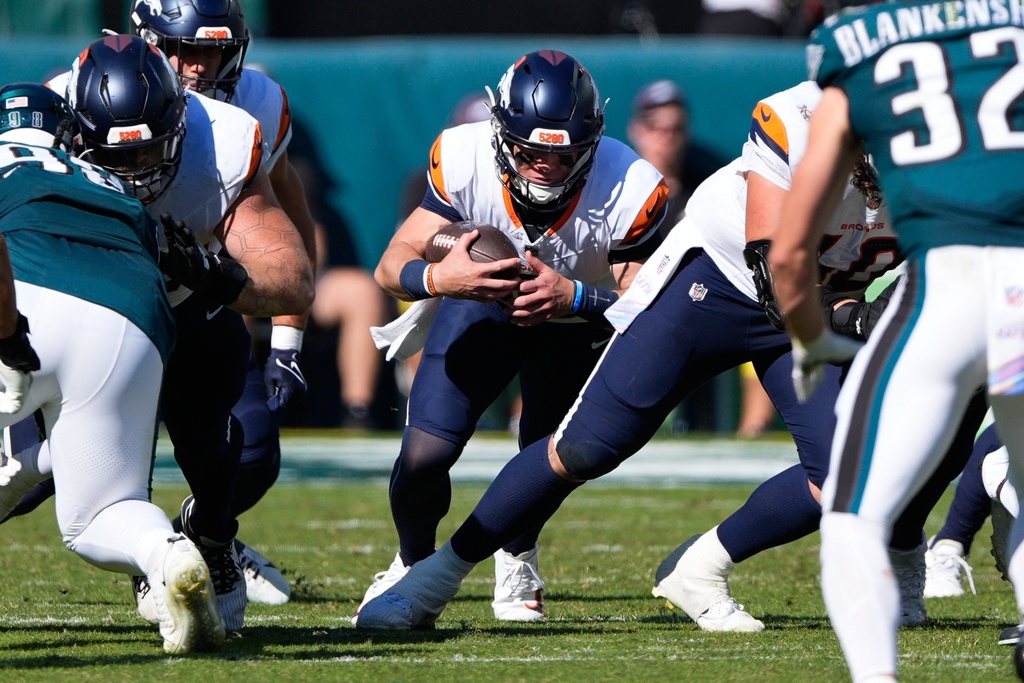 Denver Broncos quarterback Bo Nix (10) runs the ball during the second half of an NFL football game against the Philadelphia Eagles on Sunday, Oct. 5, 2025, in Philadelphia. (AP Photo/Chris Szagola)