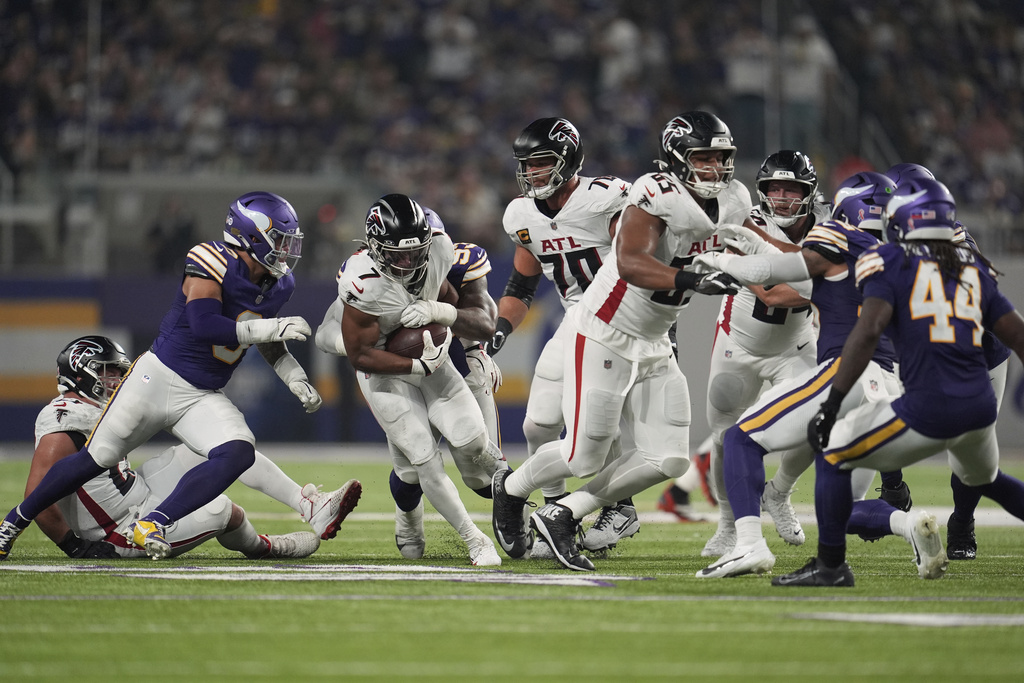 Atlanta Falcons running back Bijan Robinson (7) runs the ball during the first half of an NFL football game against the Minnesota Vikings, Sunday, Sept. 14, 2025, in Minneapolis. (AP Photo/Mike Stewart)
