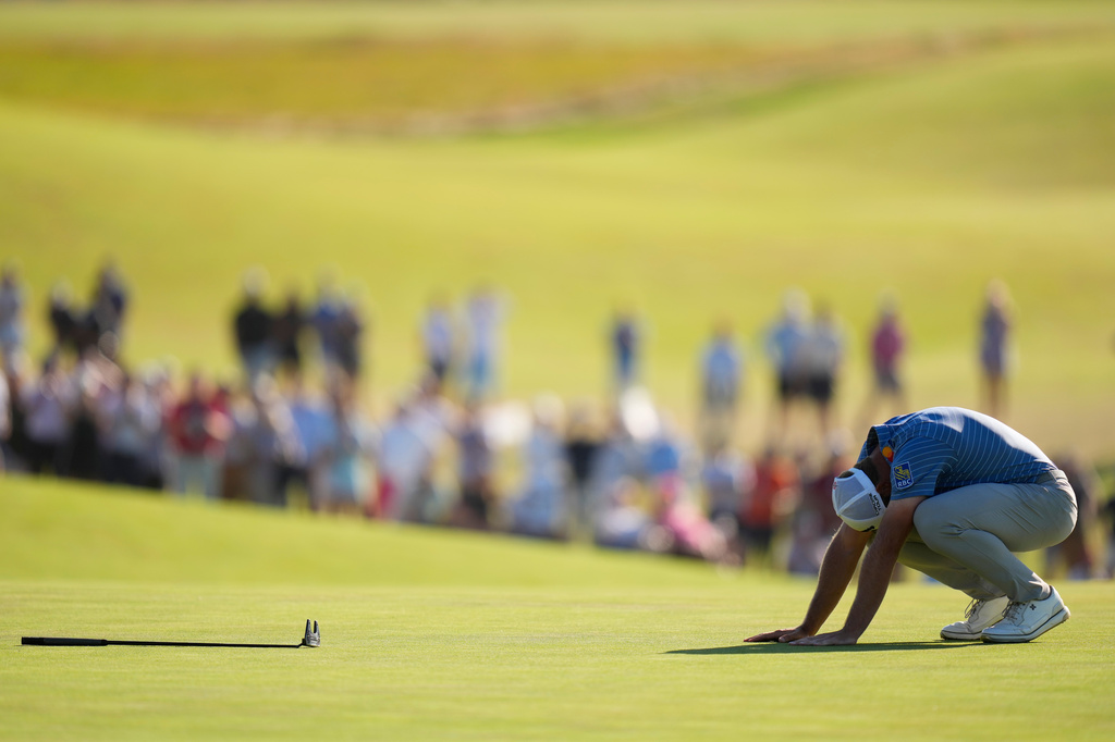 Sam Burns reacts after missing a putt on the 18th hole during the final round of the U.S. Open golf tournament at Shinnecock Hills Golf Club in Southampton, N.Y., Sunday, June 21, 2026. (AP Photo/David J. Phillip)