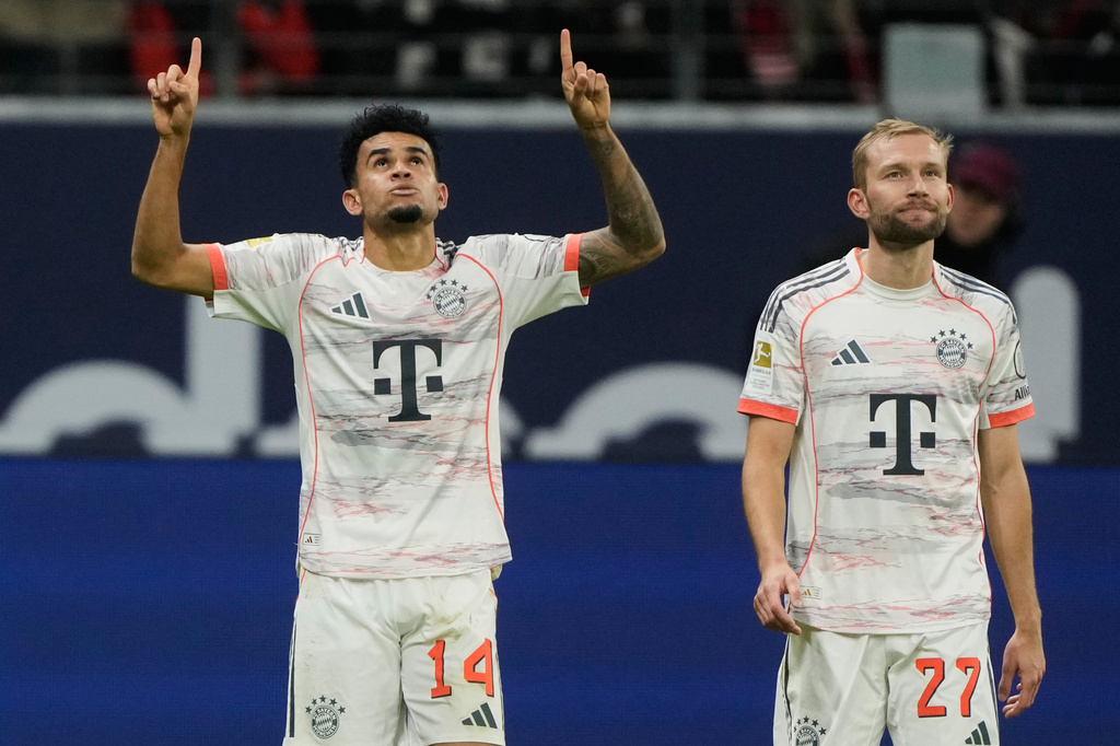Bayern's Luis Diaz celebrates after scoring his side's third goal during the Bundesliga soccer match between Eintracht Frankfurt and FC Bayern Munich in Frankfurt, Germany, Saturday, Oct. 4, 2025. (AP Photo/Michael Probst)