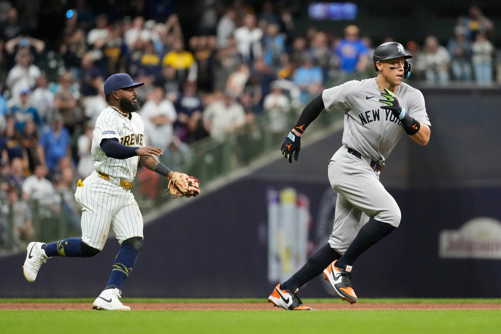 New York Yankees' Aaron Judge, right, is caught in a rundown against Milwaukee Brewers' Luis Rengifo, left, during the 10th inning of a baseball game Saturday, May 9, 2026, in Milwaukee. (AP Photo/Aaron Gash)