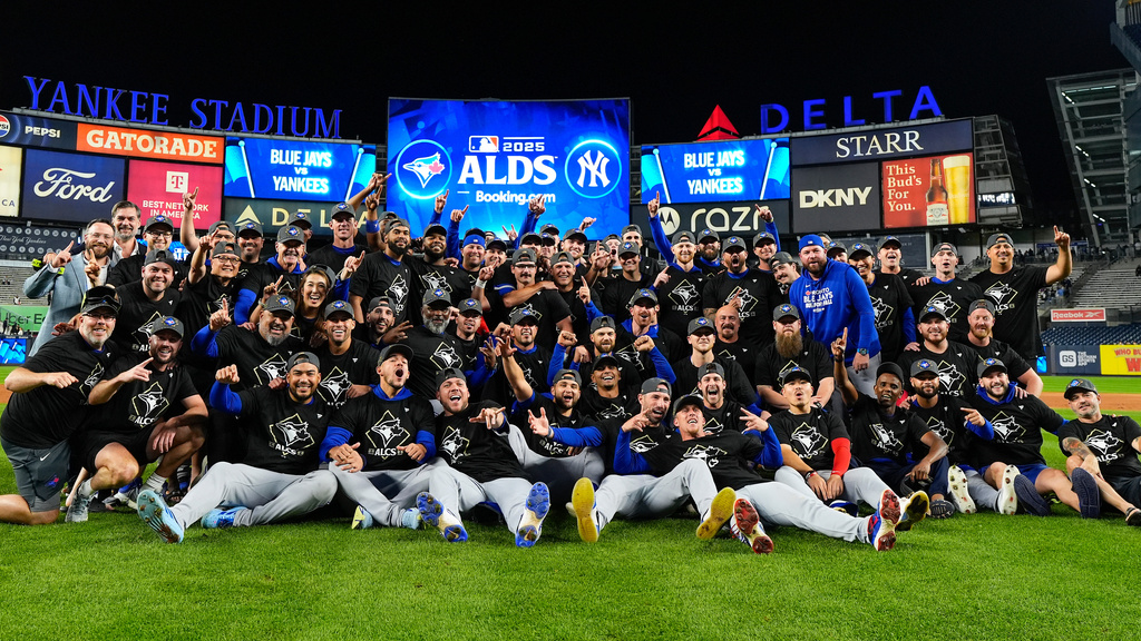 The Toronto Blue Jays gather for a group photo on the field after beating the New York Yankees in Game 4 of baseball's American League Division Series, Wednesday, Oct. 8, 2025, in New York. (AP Photo/Yuki Iwamura)