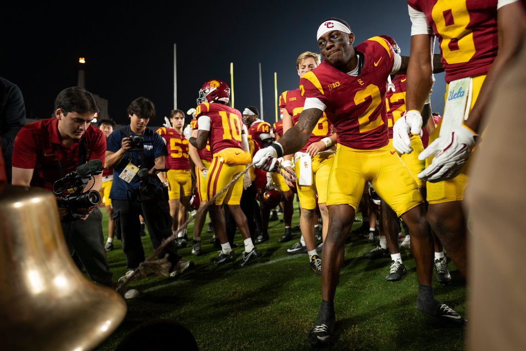 Southern California defensive back DJ Harvey (2) rings the Victory Bell after an NCAA college football game against UCLA Saturday, Nov. 29, 2025, in Los Angeles. (AP Photo/Kyusung Gong)
