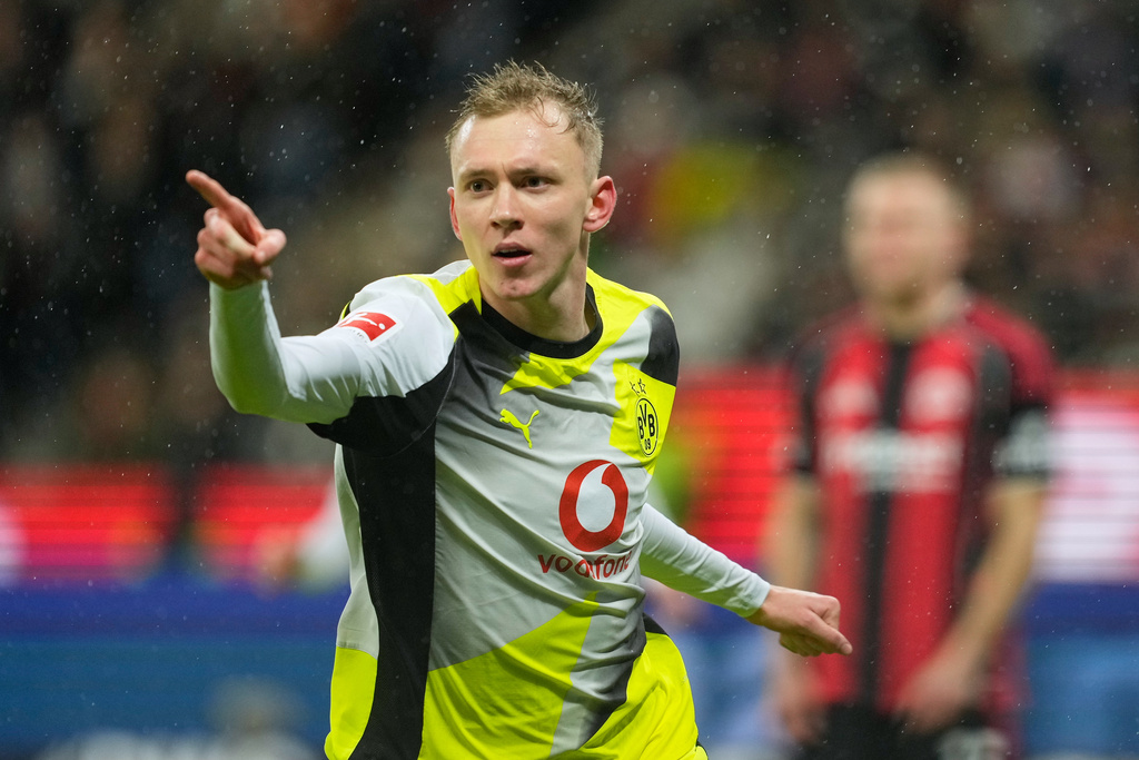 Dortmund's Maximilian Beier celebrates after scoring his side's opening goal during the Bundesliga soccer match between Eintracht Frankfurt and Borussia Dortmund in Frankfurt, Germany, Friday, Jan. 9, 2026. (AP Photo/Michael Probst)