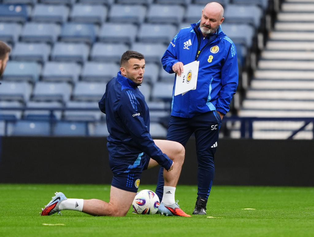 Scotland's manager Steve Clarke, rear, during a training session in Glasgow, Scotland, Wednesday, Oct. 8, 2025, ahead of the World Cup qualifying soccer match against Greece. (Andrew Milligan/PA via AP)