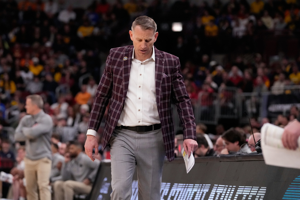 Alabama head coach Nate Oats is seen on the sidelines during the second half in the Sweet 16 of the NCAA college basketball tournament against Michigan, Friday, March 27, 2026, in Chicago. (AP Photo/Nam Y. Huh)