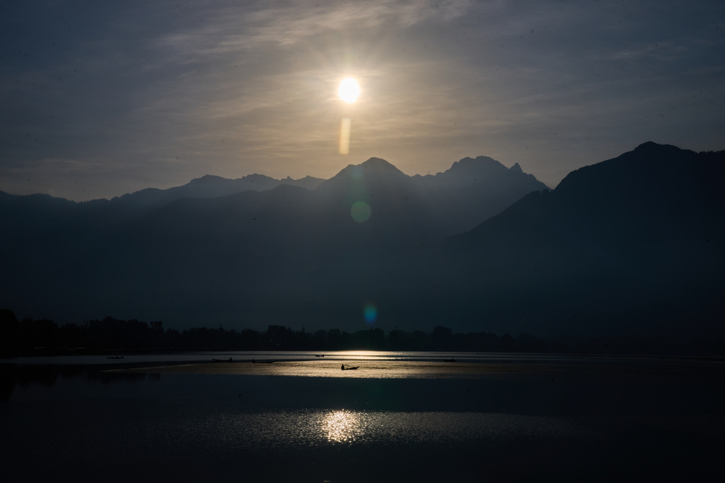 A Kashmiri fisher rows his boat at dawn on Dal Lake on the outskirts of Srinagar, Indian controlled Kashmir, Monday, May 4, 2026. (AP Photo/Dar Yasin)
