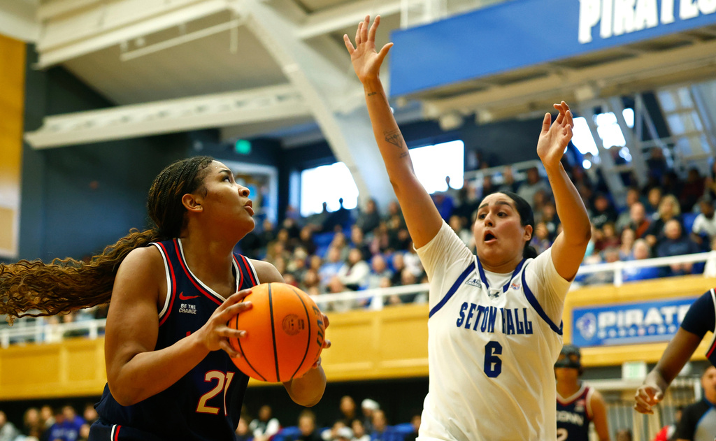 UConn forward Sarah Strong (21) drives to the basket against Seton Hall forward Mariana Valenzuela (6) during the first half of an NCAA college basketball game, Saturday, Jan. 24, 2026, in South Orange, N.J. (AP Photo/Noah K. Murray)