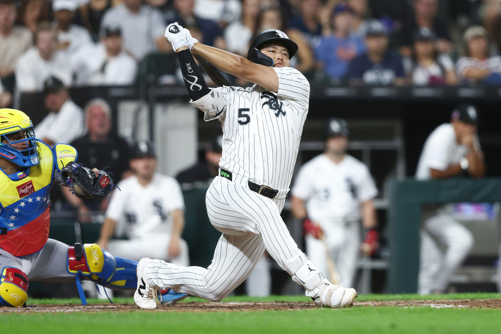 Chicago White Sox's Munetaka Murakami (5) strikes out swinging during the fifth inning of a baseball game against the New York Mets in Chicago, Saturday, Aug. 22, 2026. (AP Photo/Jessie Alcheh)