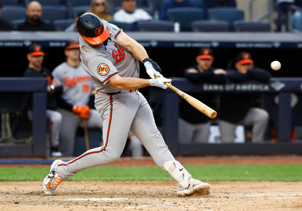 Baltimore Orioles' Pete Alonso hits a home run against the New York Yankees during the seventh inning of the first baseball game of a doubleheader, Friday, Sept. 25, 2026, in New York. (AP Photo/Noah K. Murray)