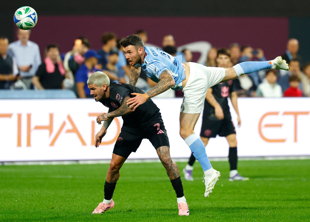 New York City FC midfielder Aiden O'Neill (21) and Inter Miami midfielder Rodrigo De Paul (7) vie for the ball during the first half of a MLS soccer game, Wednesday, Sept. 24, 2025, in New York. (AP Photo/Noah K. Murray)