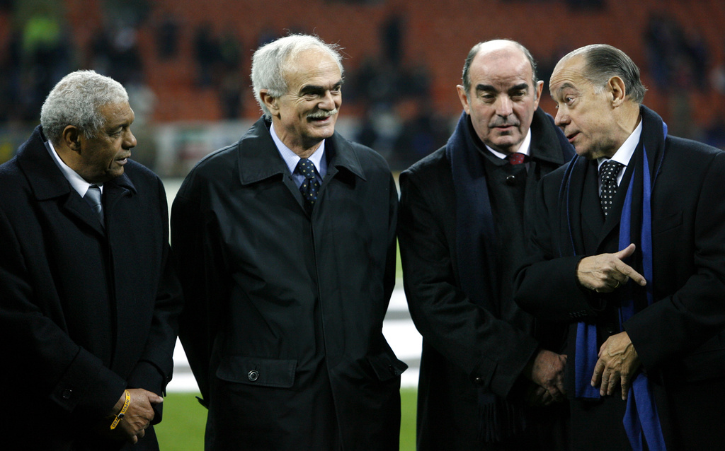 FILE - Inter Milan's former players Sandro Mazzola, second left, with Jair of Brazil, left, Mario Corso and Luis Suarez, right, prior to the start of the Champions League first knockout round, second leg soccer match between Inter and Ajax at the San Siro stadium in Milan, Italy, March 14, 2006. (AP Photo/Luca Bruno, File)