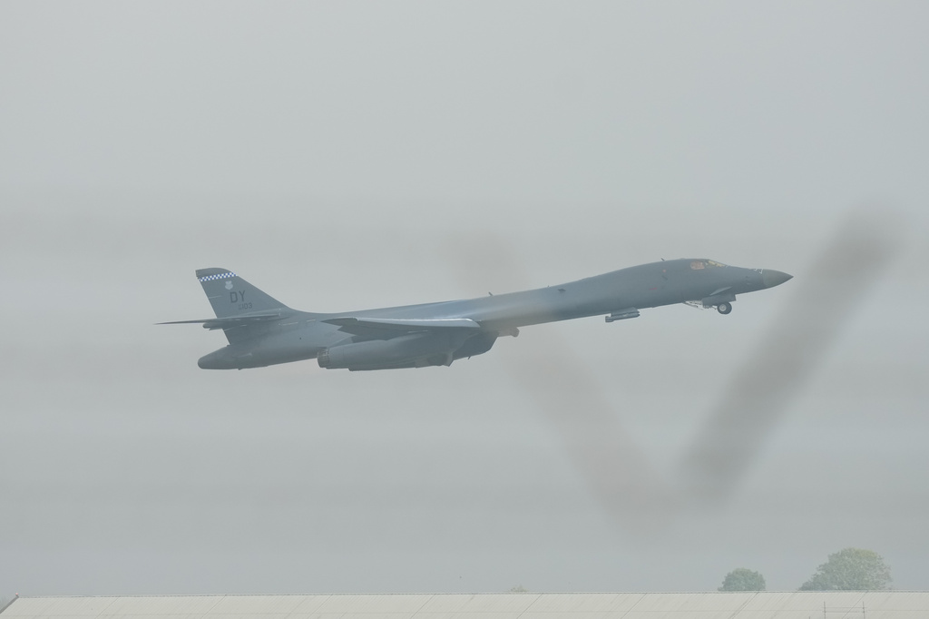 A B-1 bomber takes off from RAF Fairford in Fairford, England, Tuesday, Sept. 29, 2026. (AP Photo/Alastair Grant)