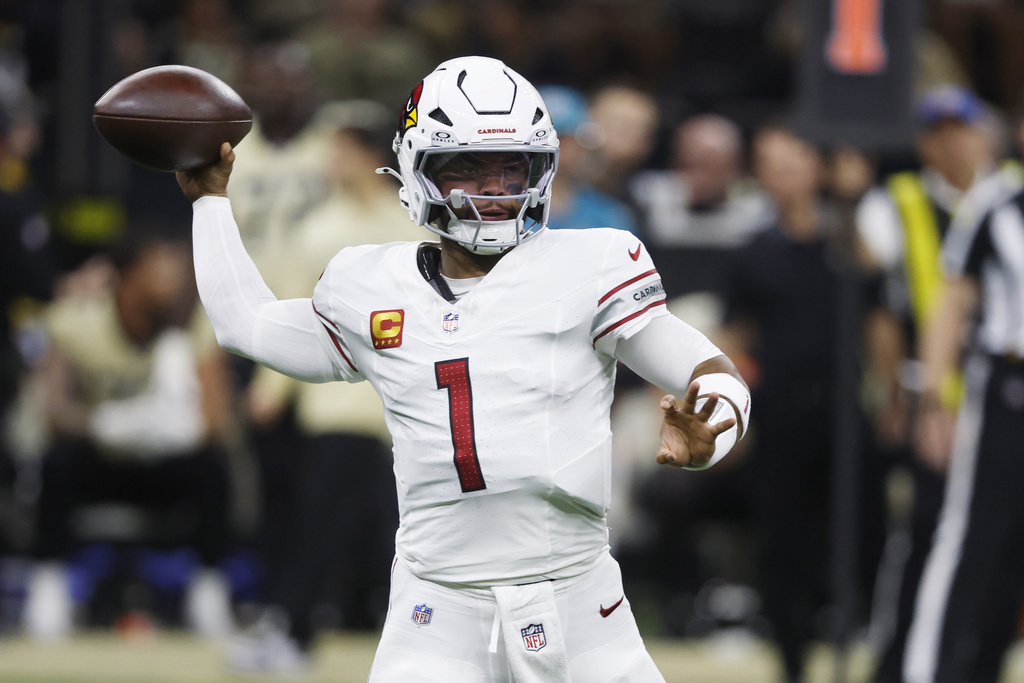 El quarterback de los Cardinals de Arizona Kyler Murray lanza el balón en el encuentro ante los Saints de Nueva Orleans el domingo 7 de septiembre del 2025. (AP Foto/Butch Dill)
