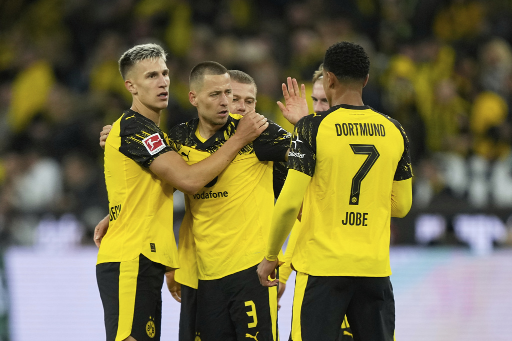 Dortmund players celebrate at the end of the German Bundesliga soccer match between Borussia Dortmund and VfL Wolfsburg in Dortmund, Germany, Sunday, Sept. 21, 2025. (AP Photo/Martin Meissner)