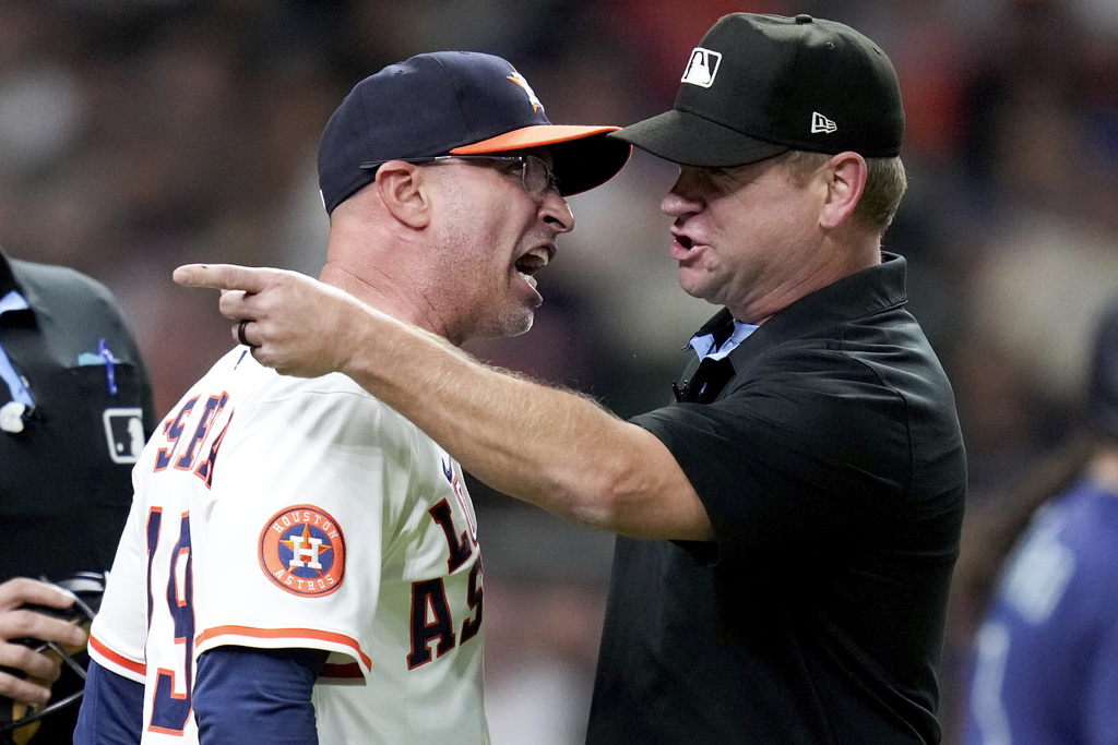 After being ejected from the game, Houston Astros manager Joe Espada, left, argues with third base umpire Mike Muchlinski during the sixth inning of a baseball game against the Seattle Mariners, Saturday, Sept. 20, 2025, in Houston. (AP Photo/Eric Christian Smith)