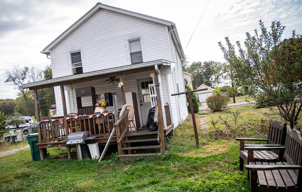 CORRECTS DATE: The exterior of a house is shown in the Freeport area of Pa., Friday, Sept. 19, 2025 where Jessica Marie Mauthe, the woman facing a charge of homicide and multiple counts of abuse of a corpse, lived. (Massoud Hossaini/Pittsburgh Tribune-Review via AP)